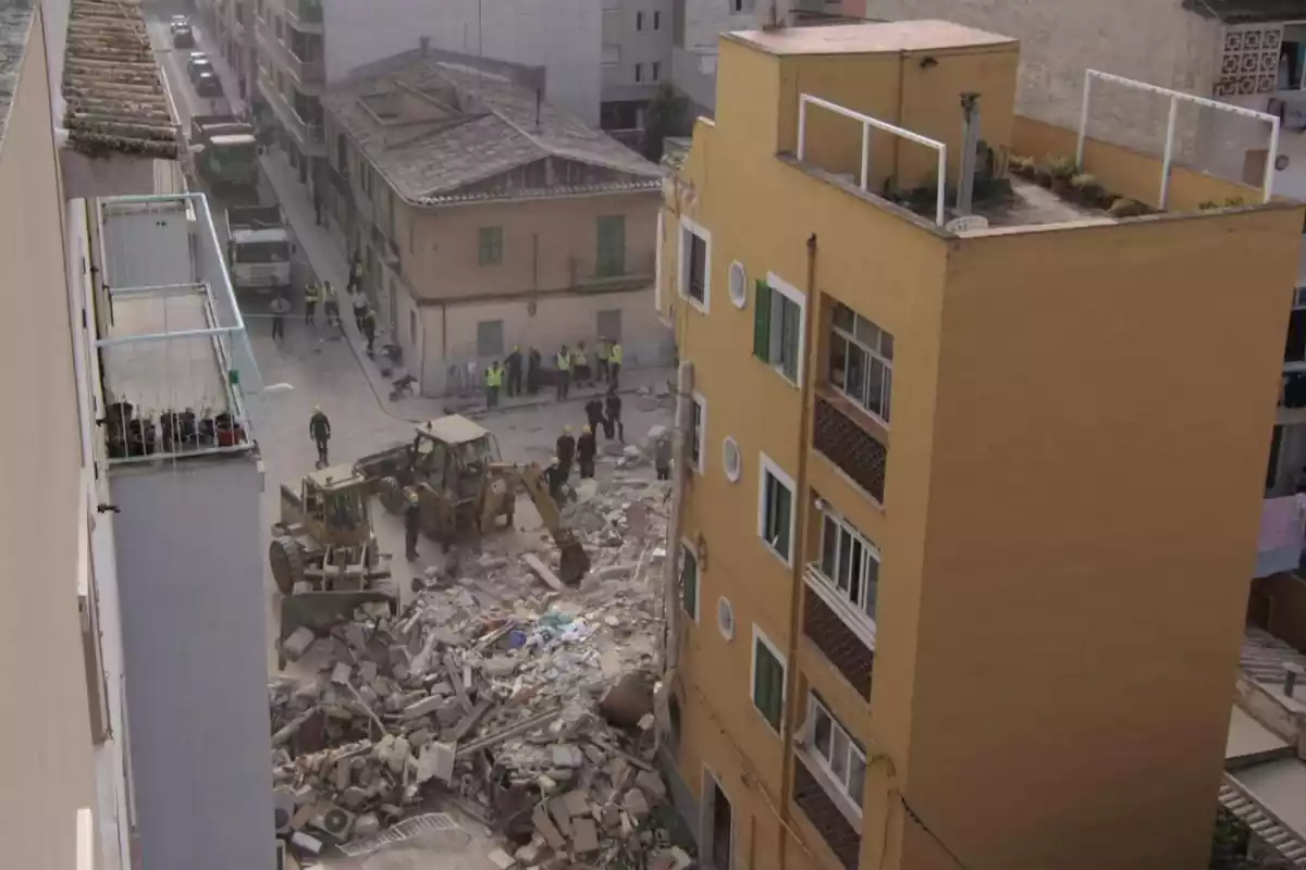 derrumbe en Mallorca 2009 bomberos hacen labor de rescate entre los escombros