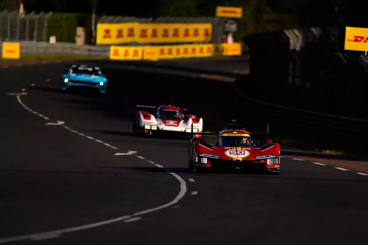 tres coches de carrera compiten en un circuito profesional de alta competición