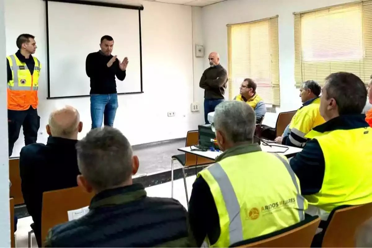 Vicent Mompó, presidente de la Diputación de Valencia, durante la reunión de trabajo