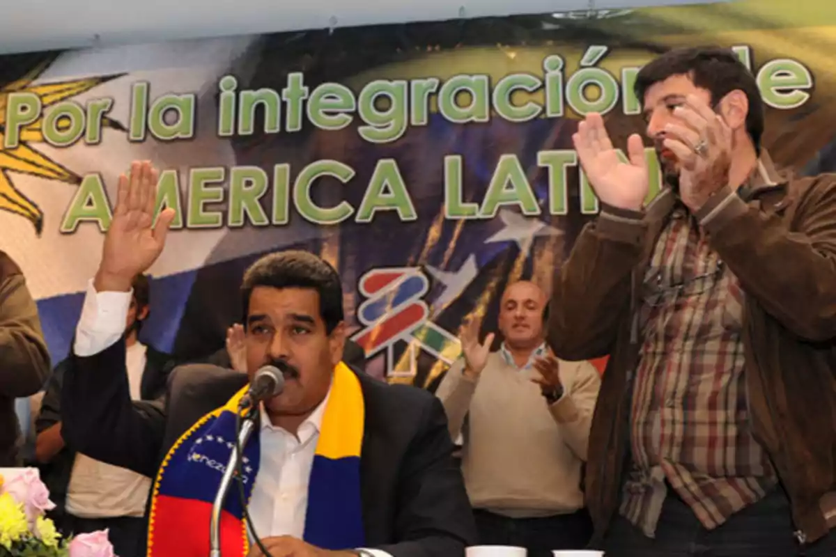 Un grupo de personas en un evento con un cartel que dice Un grupo de personas en un evento con un cartel que dice