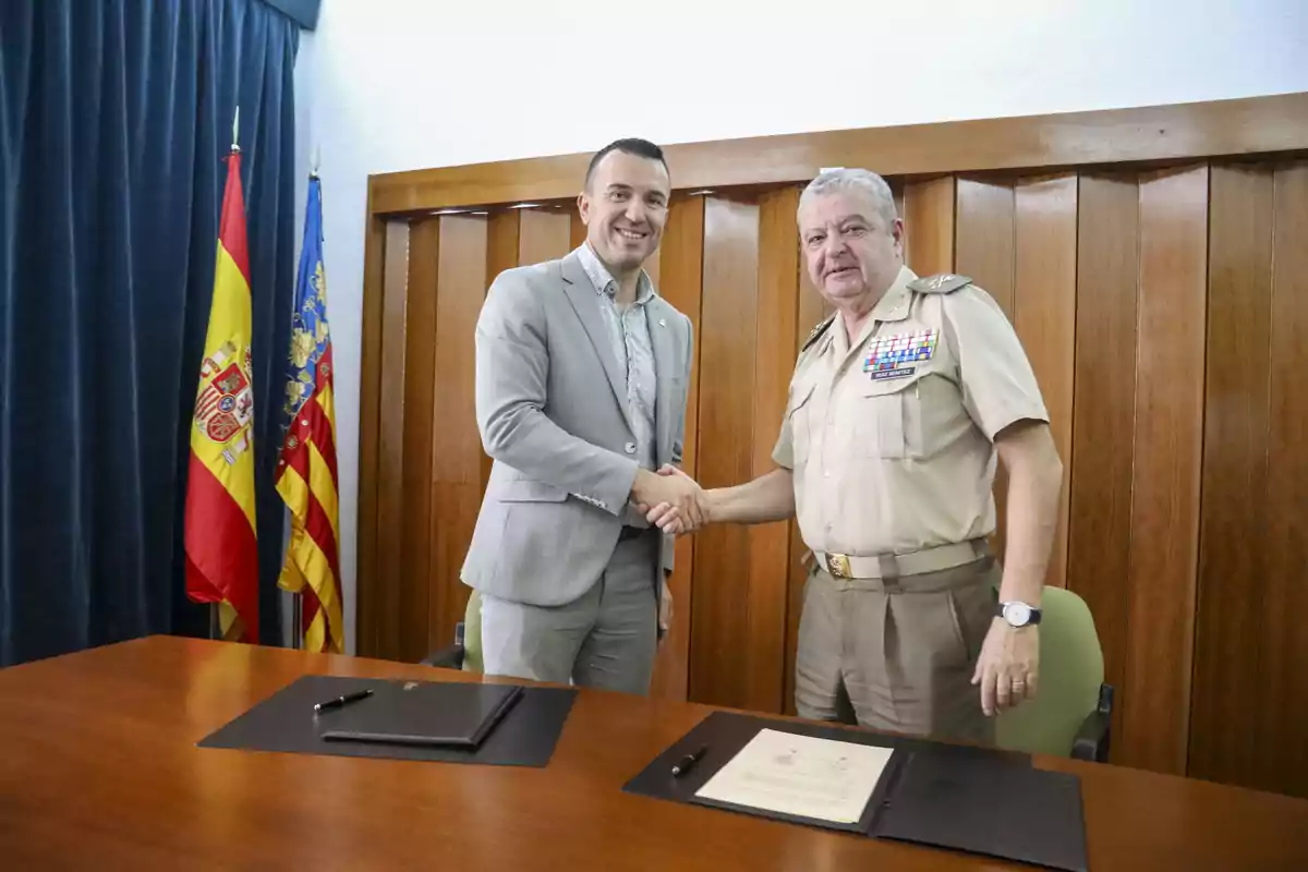 El presidente de la Diputació de València y del Consorcio, Vicent Mompó, y el General de División Antonio Ruiz Benítez, director del Instituto