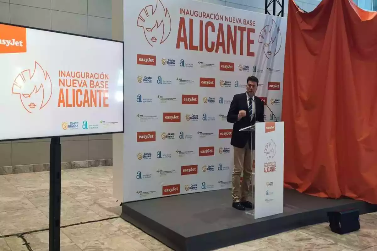 El alcade de Alicante Luis Barcala interviene en la presntación de la nueva base de Easyjet