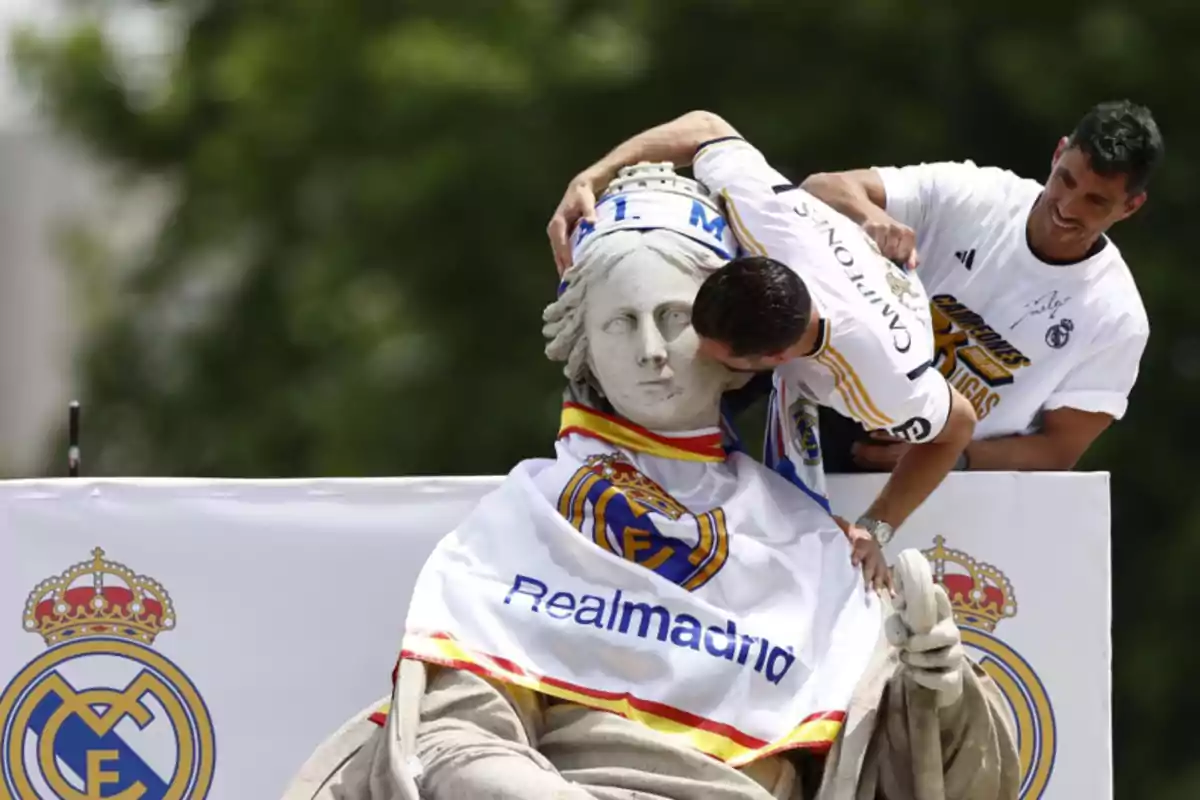 Nacho colocando la bufanda a la diosa Cibeles