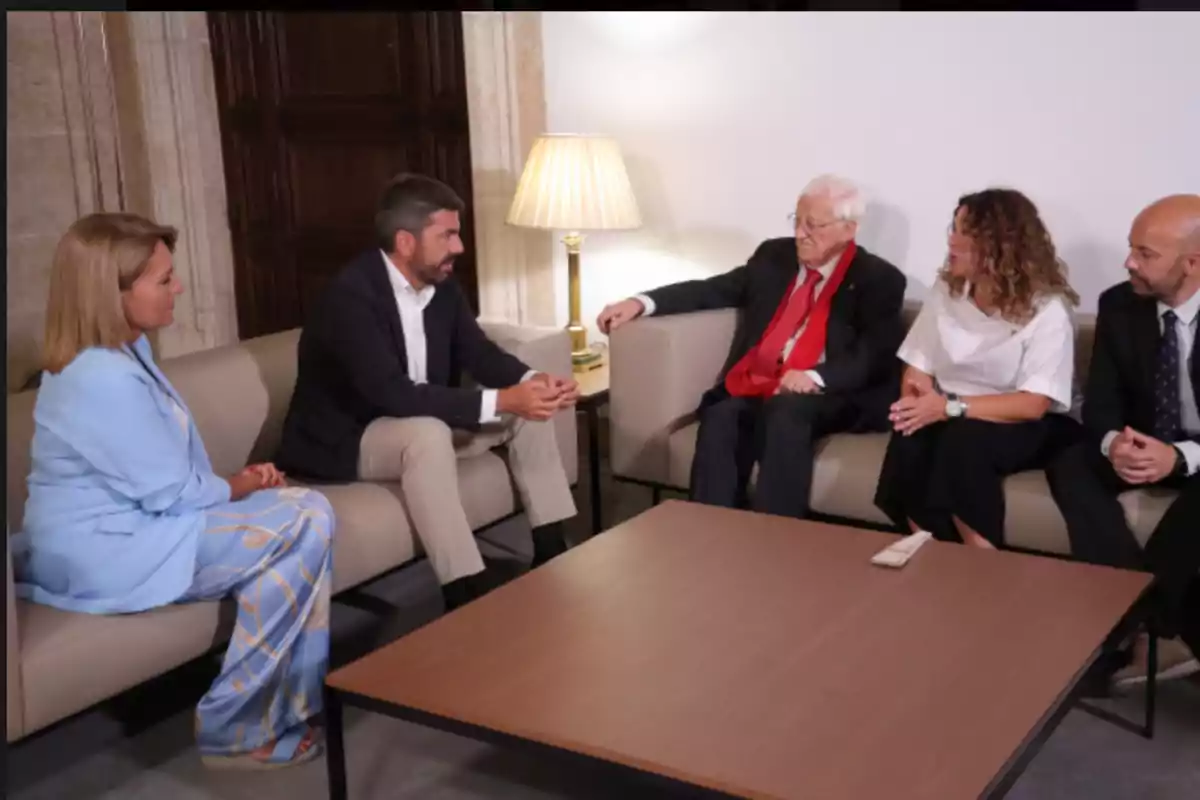 El presidente y vicepresidenta valencianos, reunidos con el padre Angel