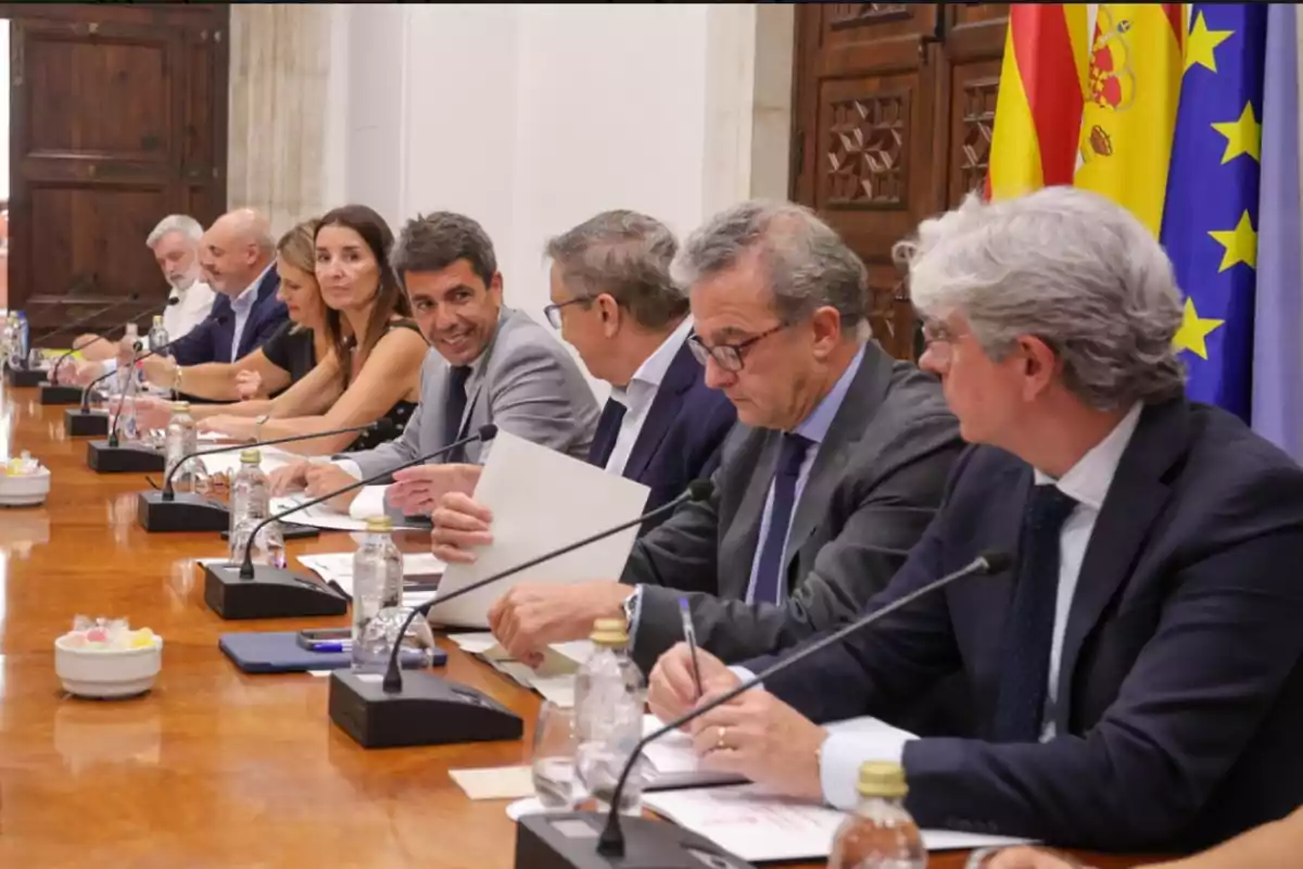 El presidente de la Generalitat Valenciana, Carlos Mazón en la constitución la Mesa de Trabajo del Sector de la Automoción