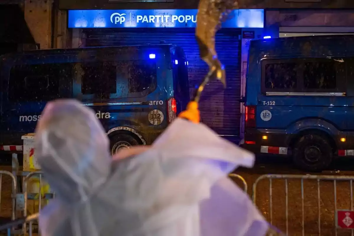 Manifestante atacando con barro la sede del PP