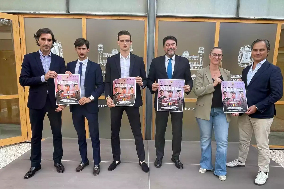 El alcalde, Luis Barcala, junto a alumnos de la Escuela Taurina Municipal de Alicante