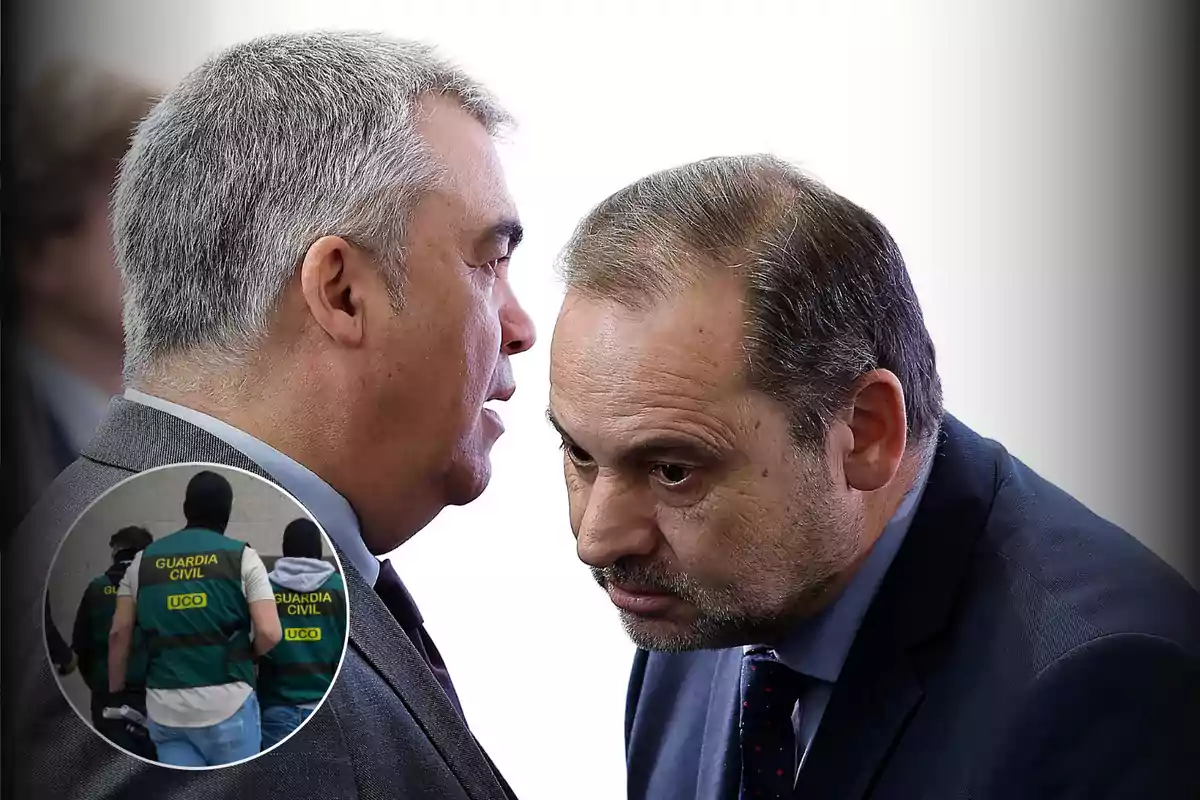 Dos hombres de traje conversan en primer plano mientras en una esquina de la imagen aparece un recuadro con agentes de la Guardia Civil de espaldas