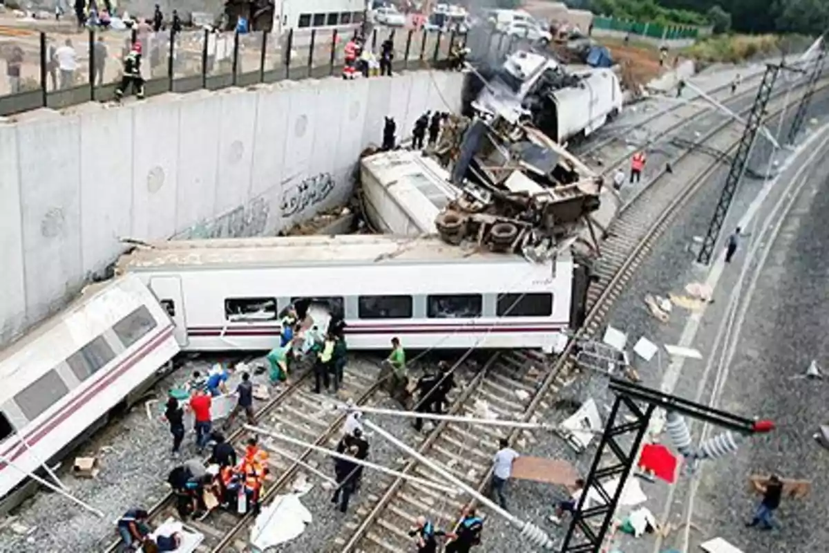 Accidente de tren con varios vagones descarrilados y equipos de rescate trabajando en el lugar.