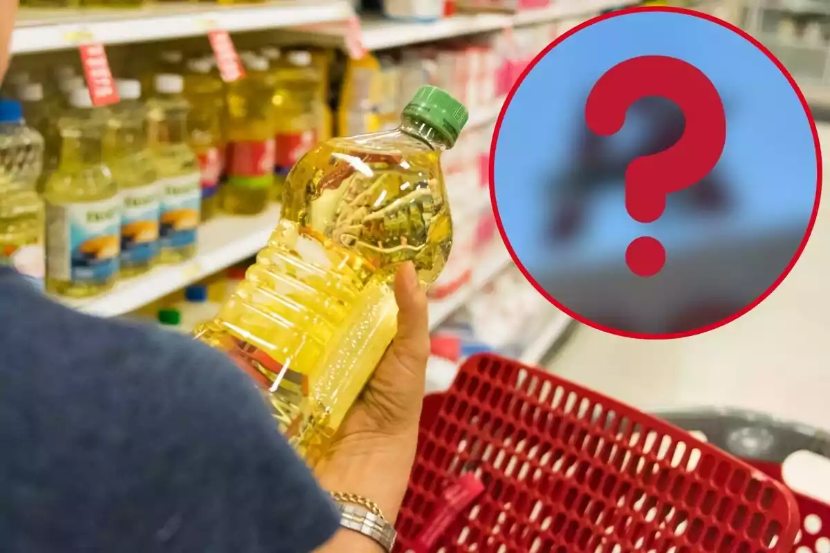 Persona comprado aceite en un supermercado