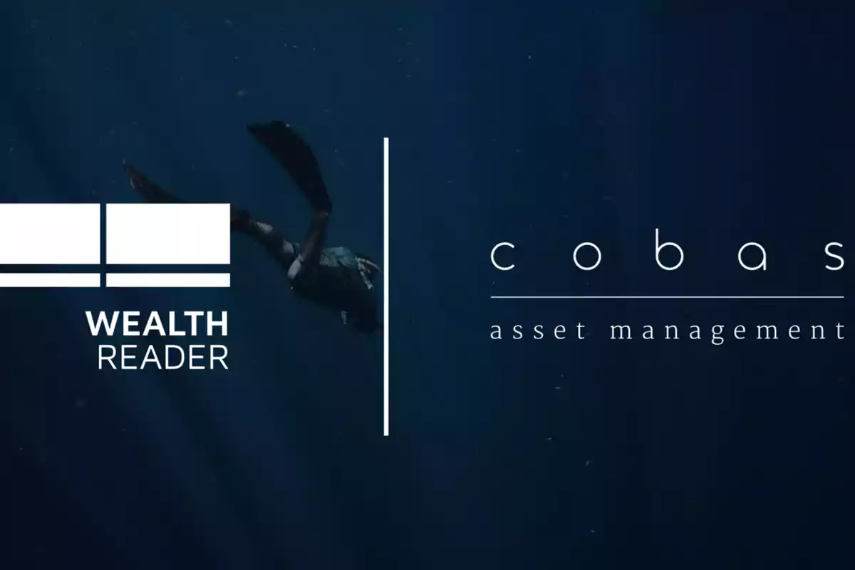 Imagen con el logotipo de Wealth Reader a la izquierda y el logotipo de Cobas Asset Management a la derecha, con un buceador en el fondo.