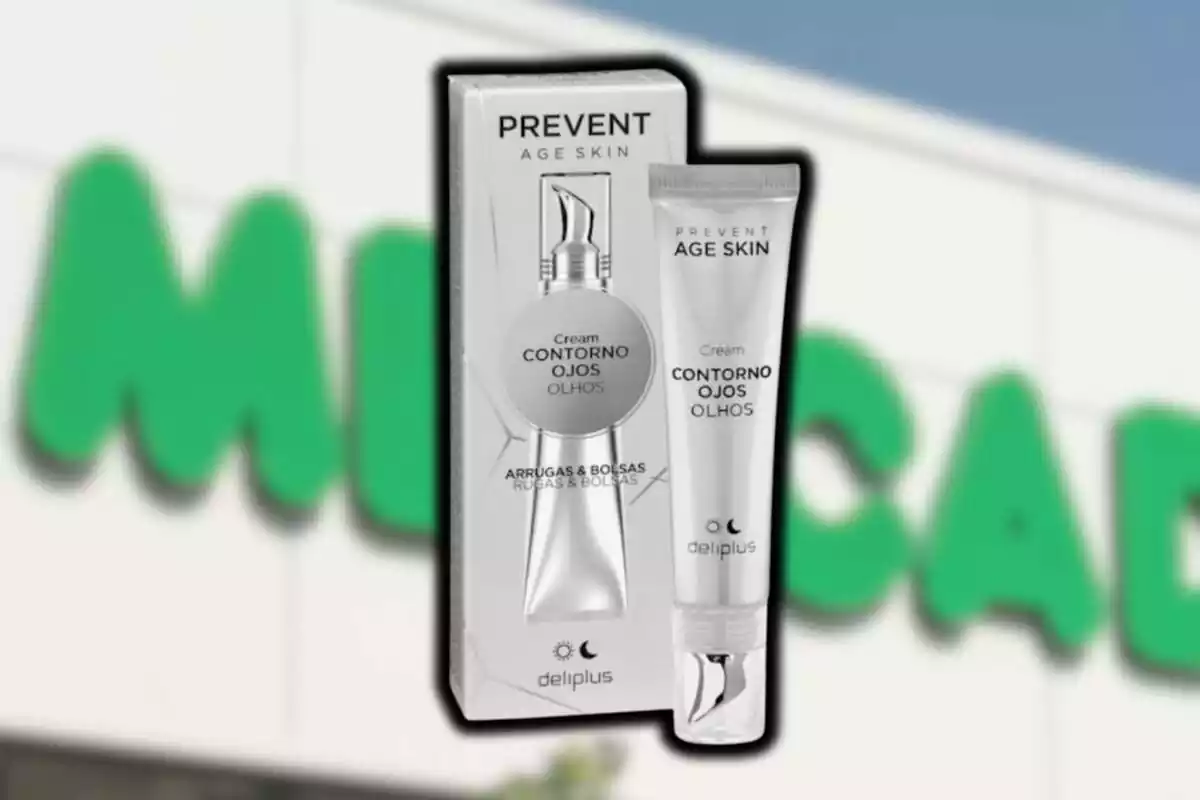 Tubo plateado junto a su caja, de crema antiedad para contorno de ojos de Deliplus, sobre fondo de marquesina de Mercadona desenfocado Tubo plateado junto a su caja, de crema antiedad para contorno de ojos de Deliplus, sobre fondo de marquesina de Mercadona desenfocado