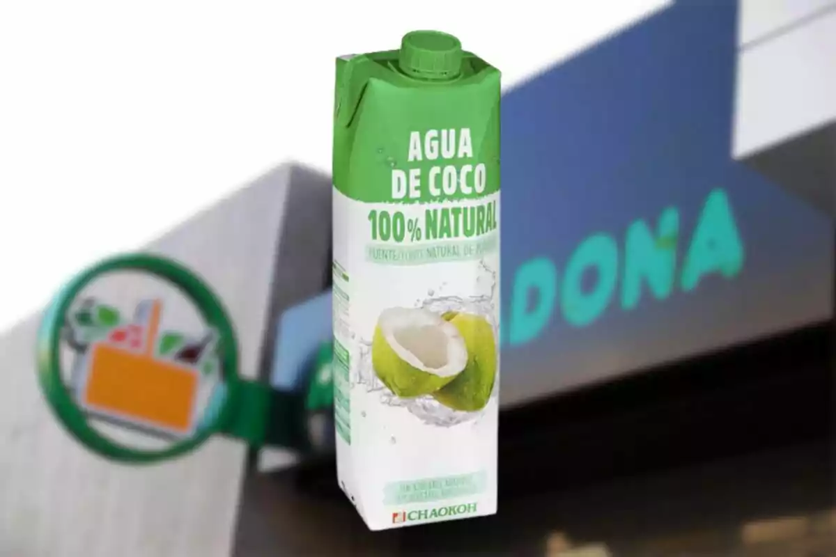Envase de agua de coco 100% natural frente a una tienda. Envase de agua de coco 100% natural frente a una tienda.