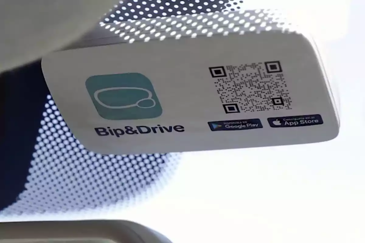 Dispositivo Bip&Drive con código QR y logos de Google Play y App Store.