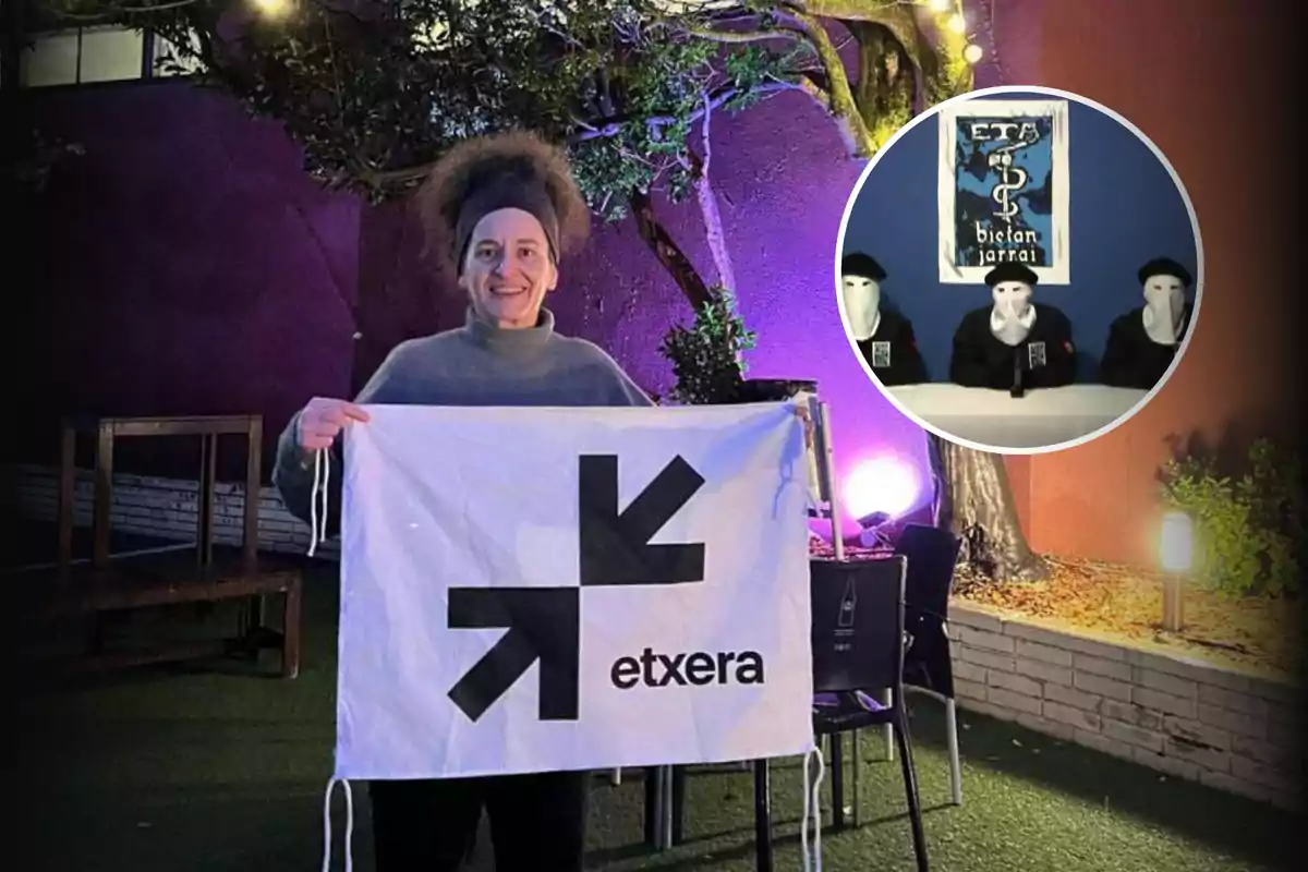 Una persona sostiene una bandera blanca con un diseño de flechas negras y la palabra "etxera" en un entorno al aire libre iluminado, mientras que en un recuadro se muestra una imagen de tres figuras enmascaradas sentadas frente a un cartel.