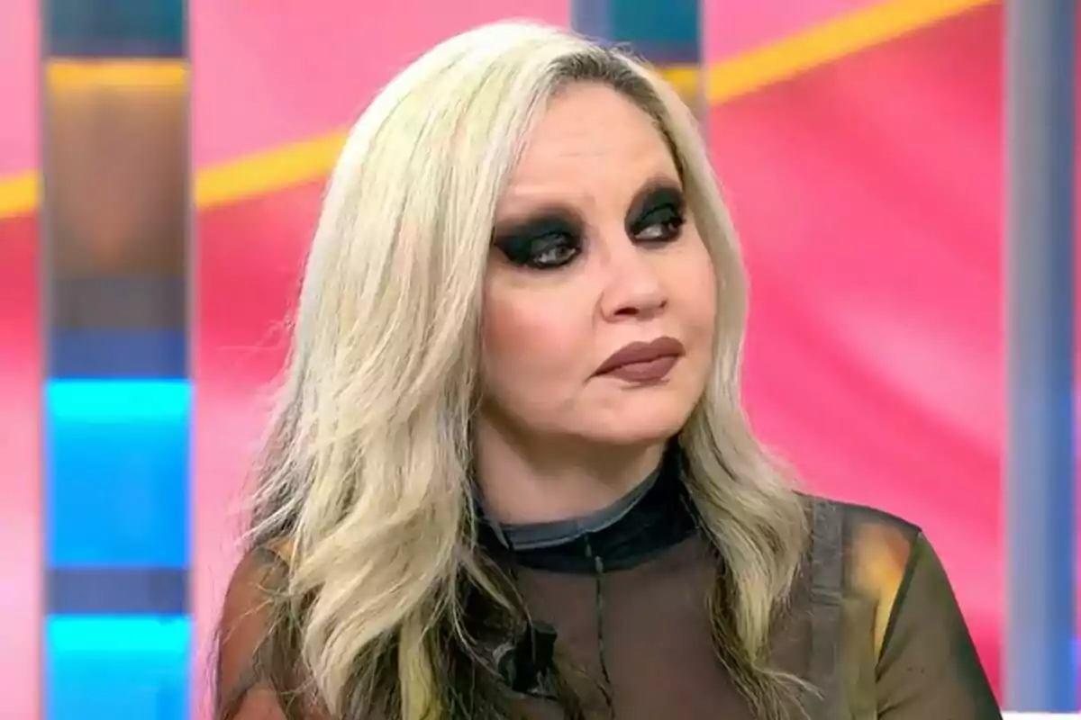 Alaska con cabello rubio y maquillaje oscuro en los ojos está en un entorno colorido en El Programa de Ana Rosa. Alaska con cabello rubio y maquillaje oscuro en los ojos está en un entorno colorido en El Programa de Ana Rosa.
