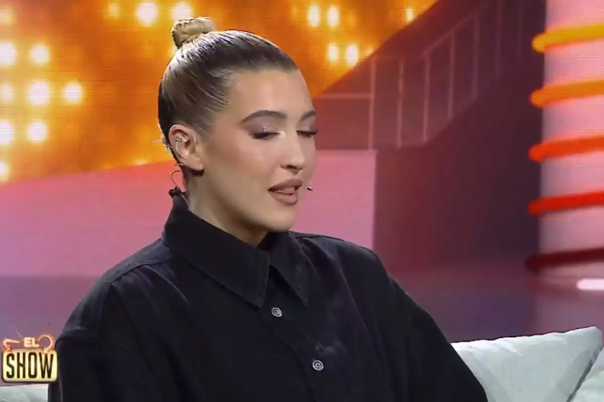 Alba Díaz, con el cabello recogido y un micrófono en la oreja, está sentada en el plató de 'El show de Bertín' Alba Díaz, con el cabello recogido y un micrófono en la oreja, está sentada en el plató de 'El show de Bertín'