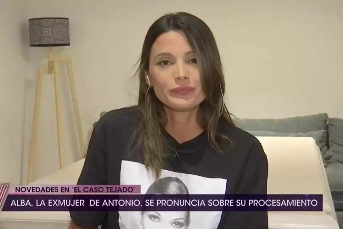 Alba Muñoz, con rostro serio y camiseta negra, hablando para el programa '¡De Viernes!' Alba Muñoz, con rostro serio y camiseta negra, hablando para el programa '¡De Viernes!'