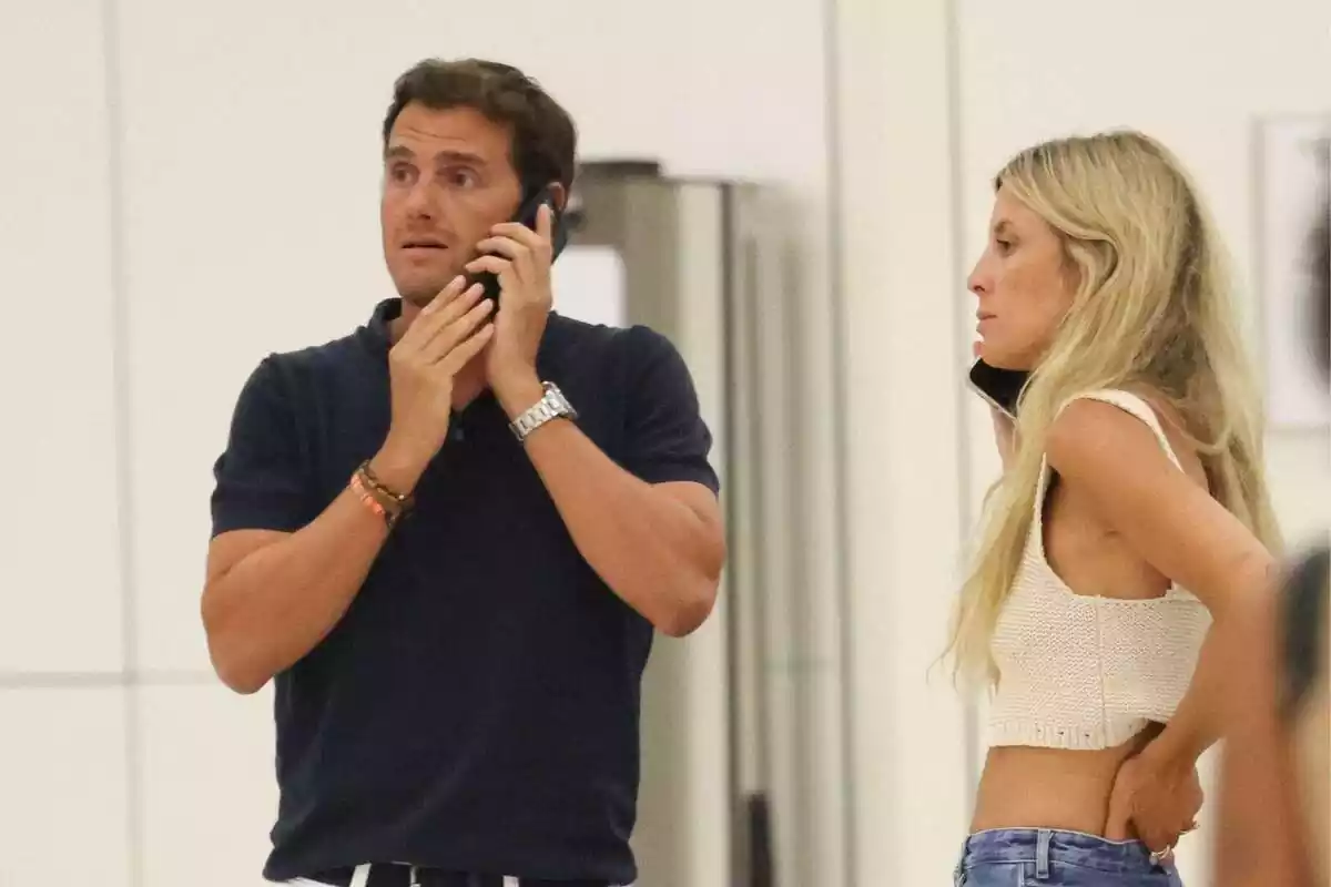 Albert Rivera y Carla Cotterli hablando por teléfono en el aeropuerto de Ibiza Albert Rivera y Carla Cotterli hablando por teléfono en el aeropuerto de Ibiza