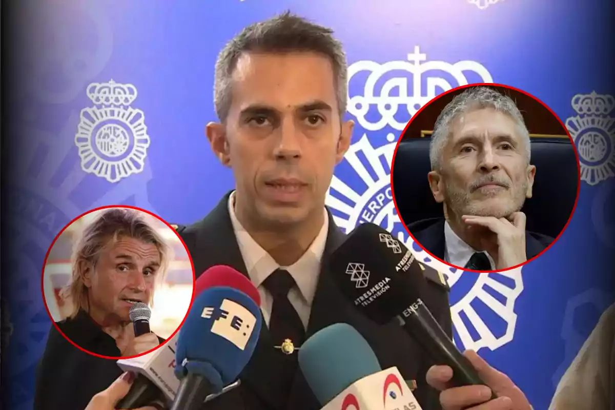 Un hombre en uniforme policial habla frente a varios micrófonos con el logo de la policía en el fondo, y dos imágenes circulares de otras personas están superpuestas en la parte superior.