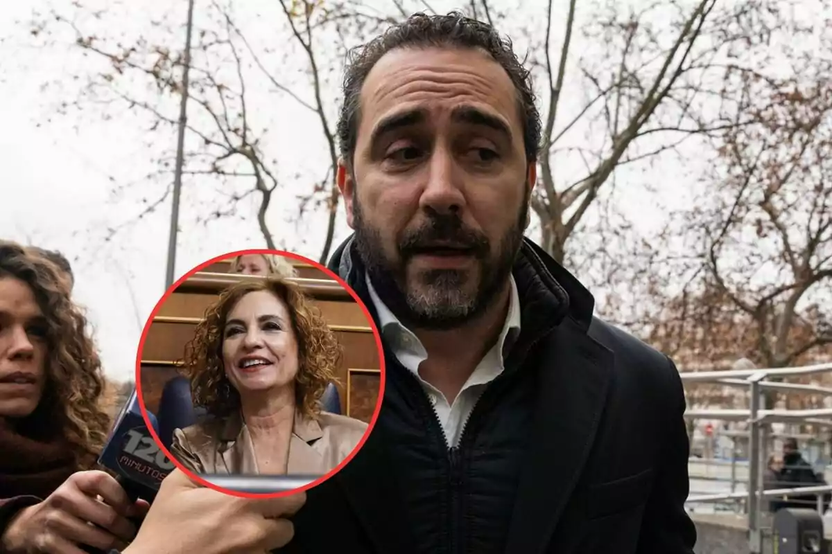 Un hombre con barba y chaqueta oscura está rodeado de periodistas mientras una imagen circular de una mujer sonriente aparece superpuesta en la esquina inferior izquierda.