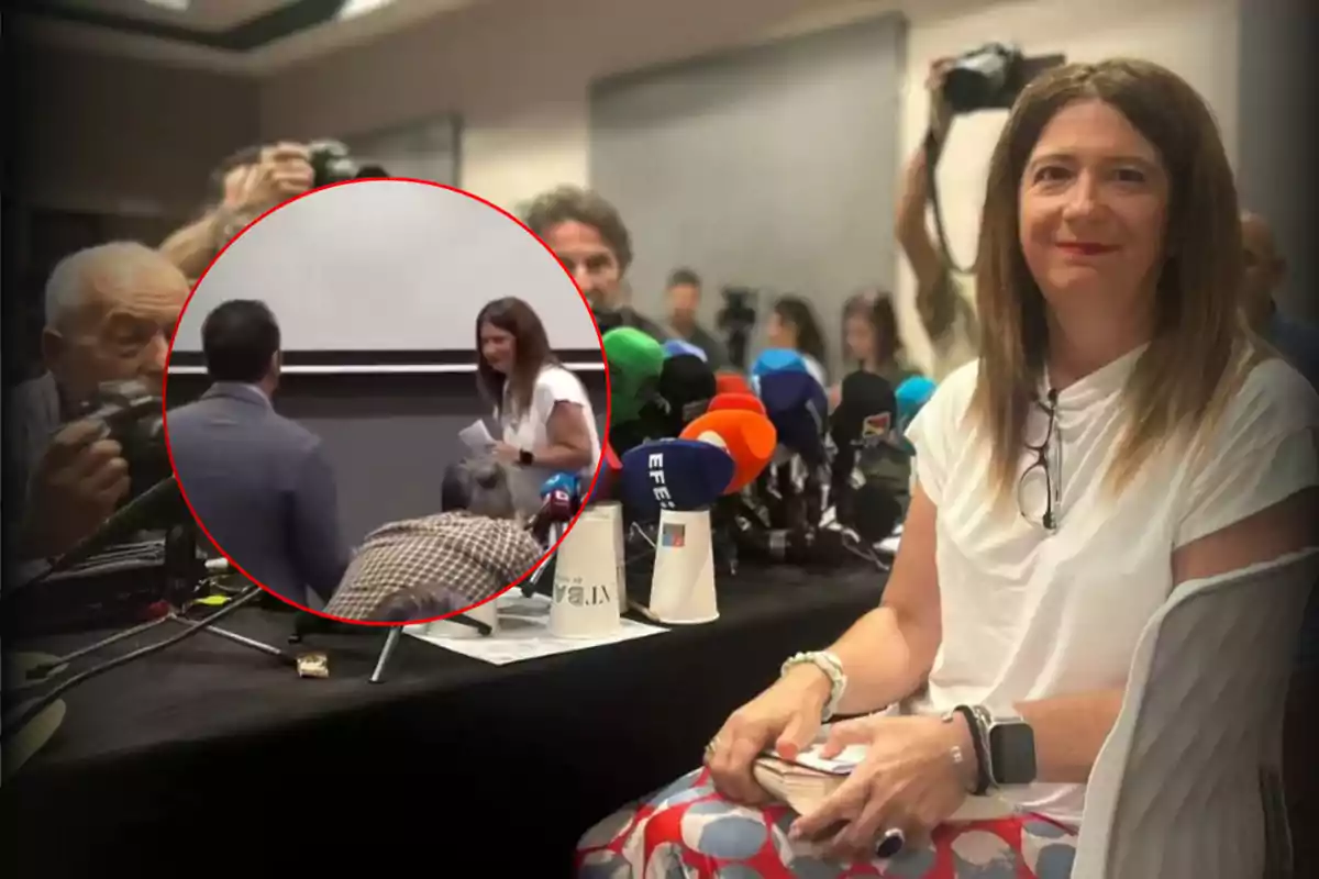 Mujer sentada en una conferencia de prensa con varios micrófonos de colores frente a ella y fotógrafos al fondo, con un recuadro que muestra una escena relacionada en la que la misma mujer interactúa con otras personas