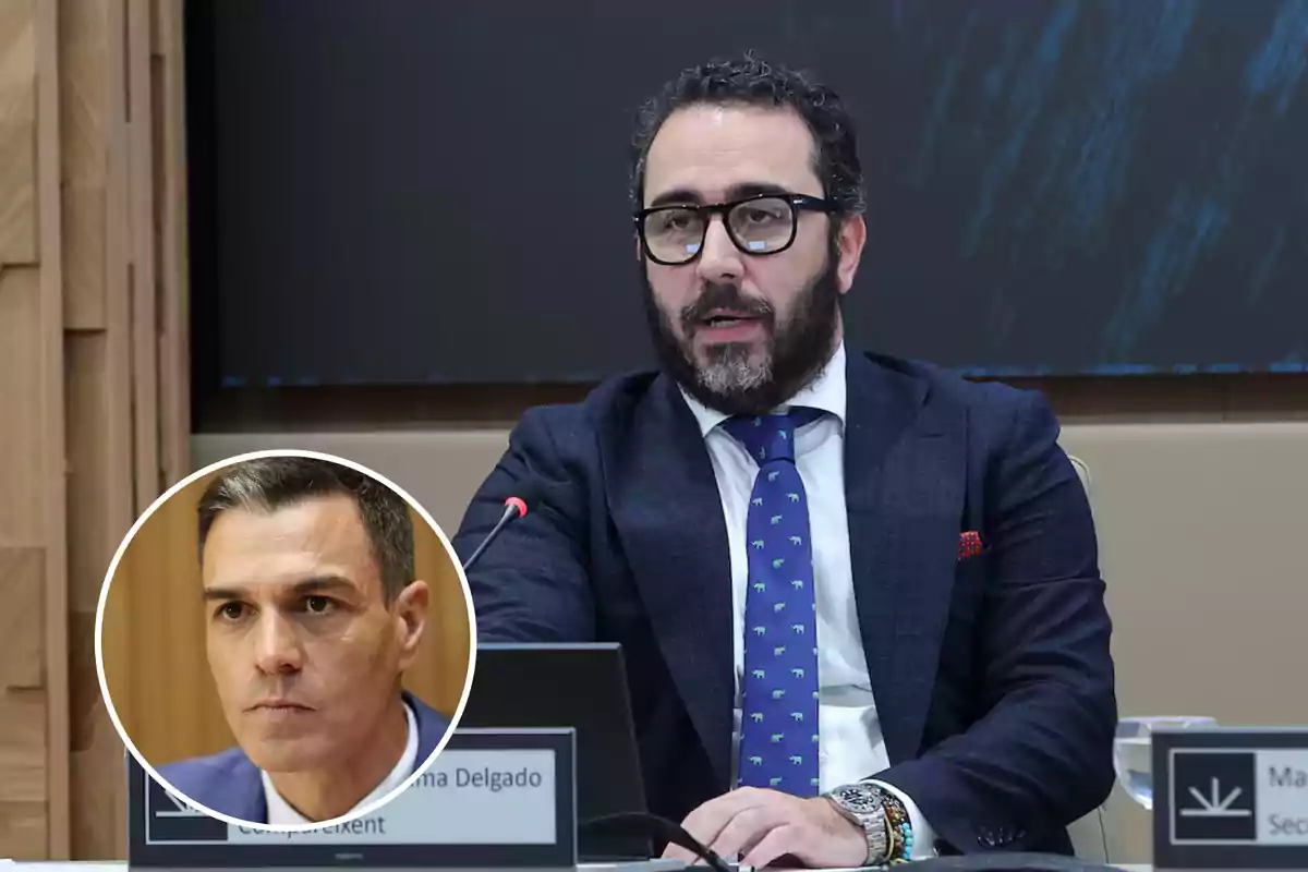 Un hombre con barba y gafas habla en un micrófono durante una conferencia, mientras que en un recuadro se muestra el rostro de otro hombre.