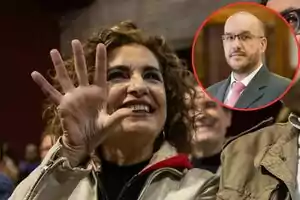 Una mujer sonriente levanta la mano mostrando cinco dedos mientras un hombre con gafas y traje aparece en un círculo rojo en la esquina superior derecha.