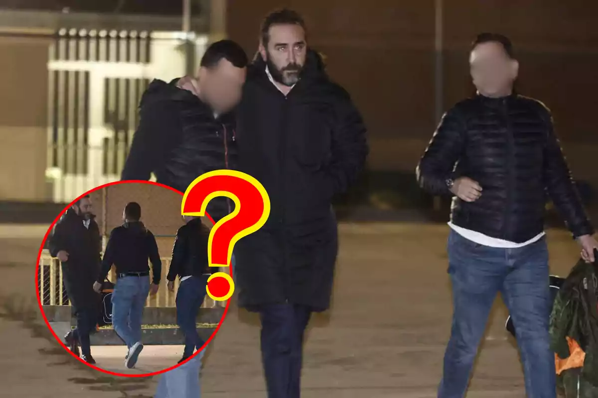 Tres personas caminando juntas en un entorno urbano por la noche, con una de ellas destacada en un círculo rojo con un signo de interrogación.