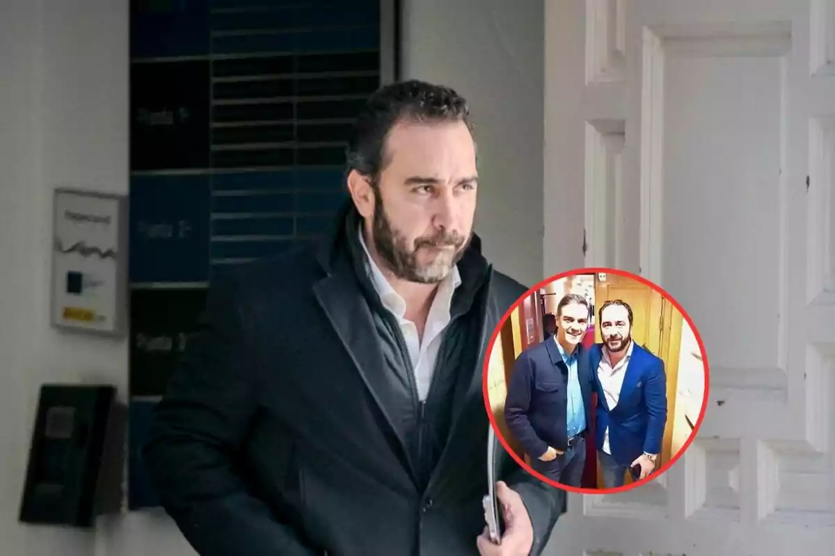 Un hombre con barba y abrigo oscuro camina mientras sostiene documentos, con una imagen insertada de dos personas sonriendo y posando juntas.