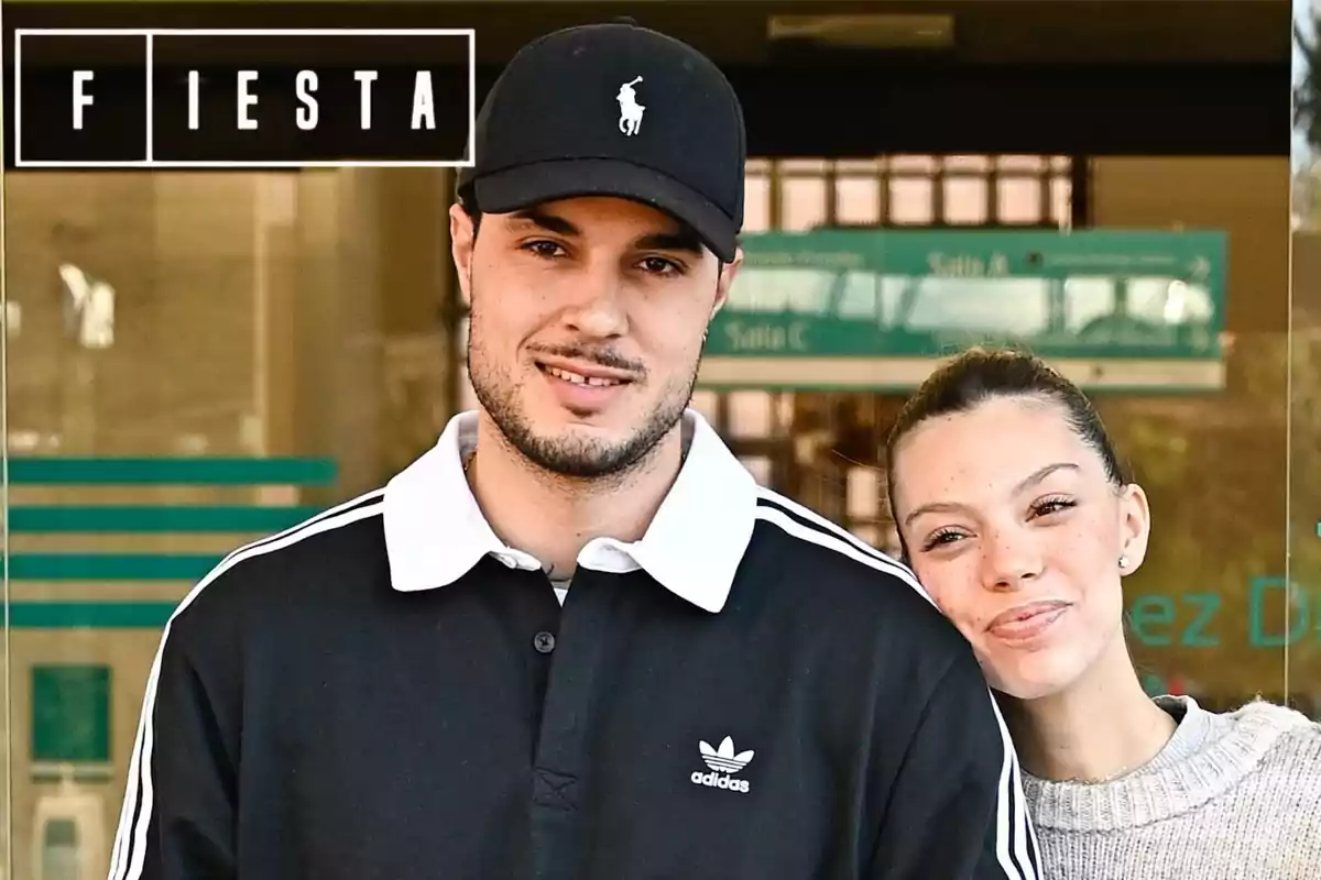 Montaje con Carlo Costanzia y Alejandra Rubio, sonrientes, junto al logo de 'Fiesta'