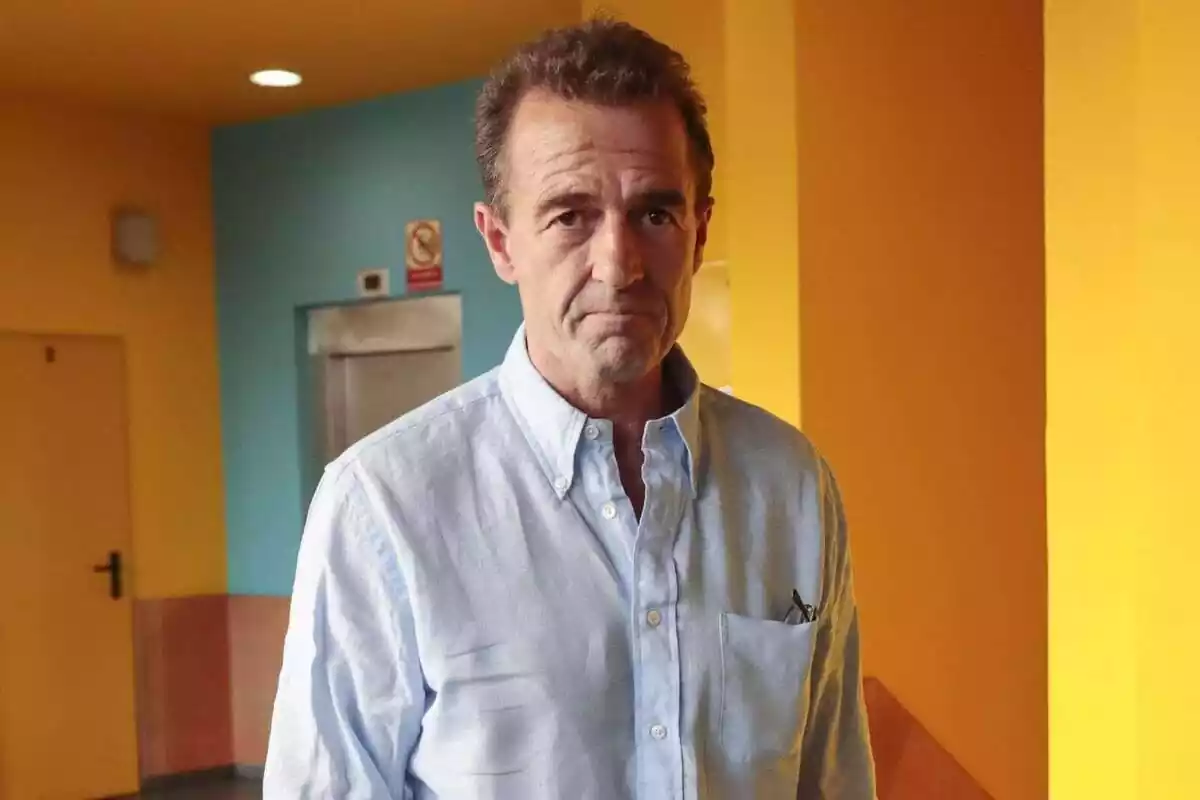 Alessandro Lequio en una imagen antigua llegando a su trabajo con rostro serio