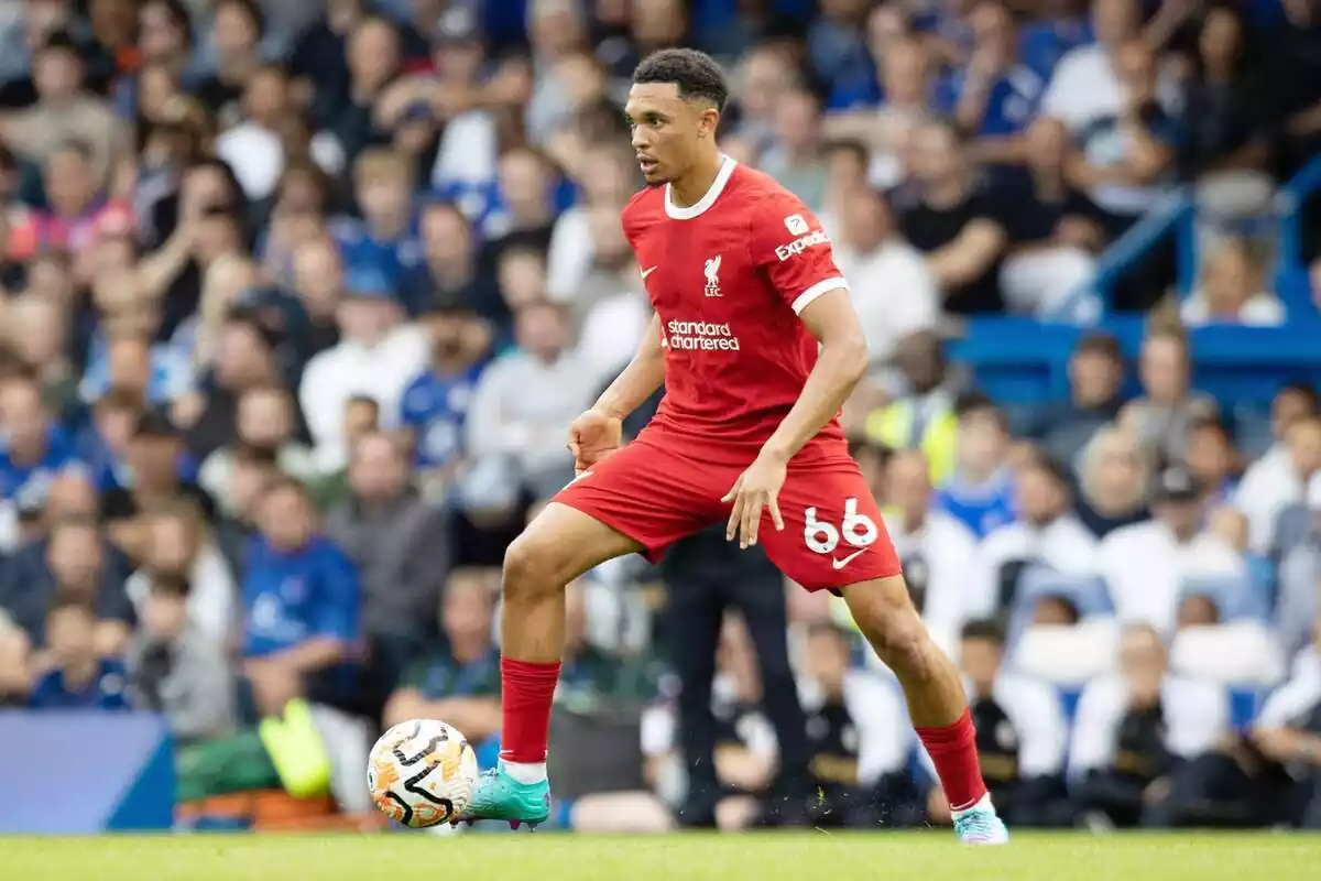 Trent Alexander Arnold conduciendo la pelota