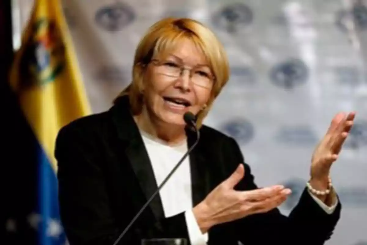Una persona hablando en un micrófono con una bandera de fondo. Una persona hablando en un micrófono con una bandera de fondo.