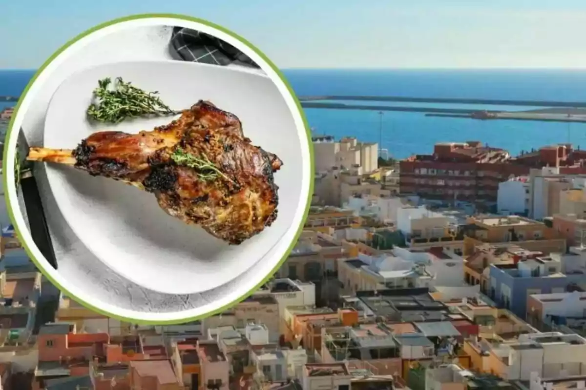 Una pierna de cordero asada en un plato con hierbas aromáticas en primer plano y una vista panorámica de una ciudad costera al fondo.