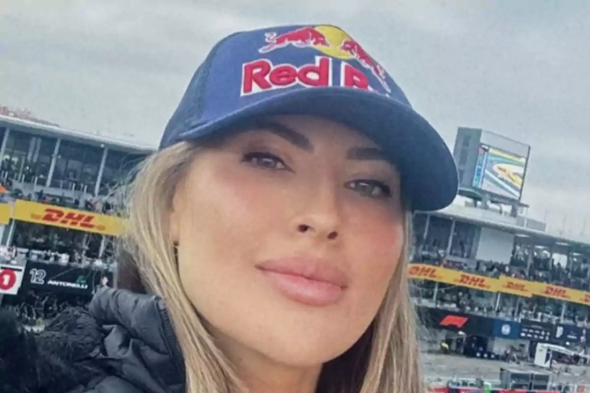 Una persona con gorra de Red Bull en un evento de automovilismo.