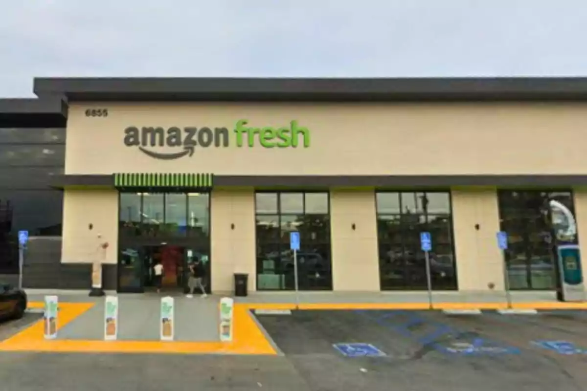 Fachada de una tienda Amazon Fresh con entrada principal y estacionamiento al frente Fachada de una tienda Amazon Fresh con entrada principal y estacionamiento al frente
