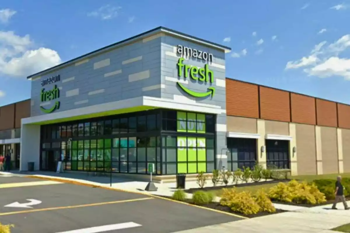 Fachada de una tienda Amazon Fresh con letrero visible y entrada principal en un día soleado Fachada de una tienda Amazon Fresh con letrero visible y entrada principal en un día soleado