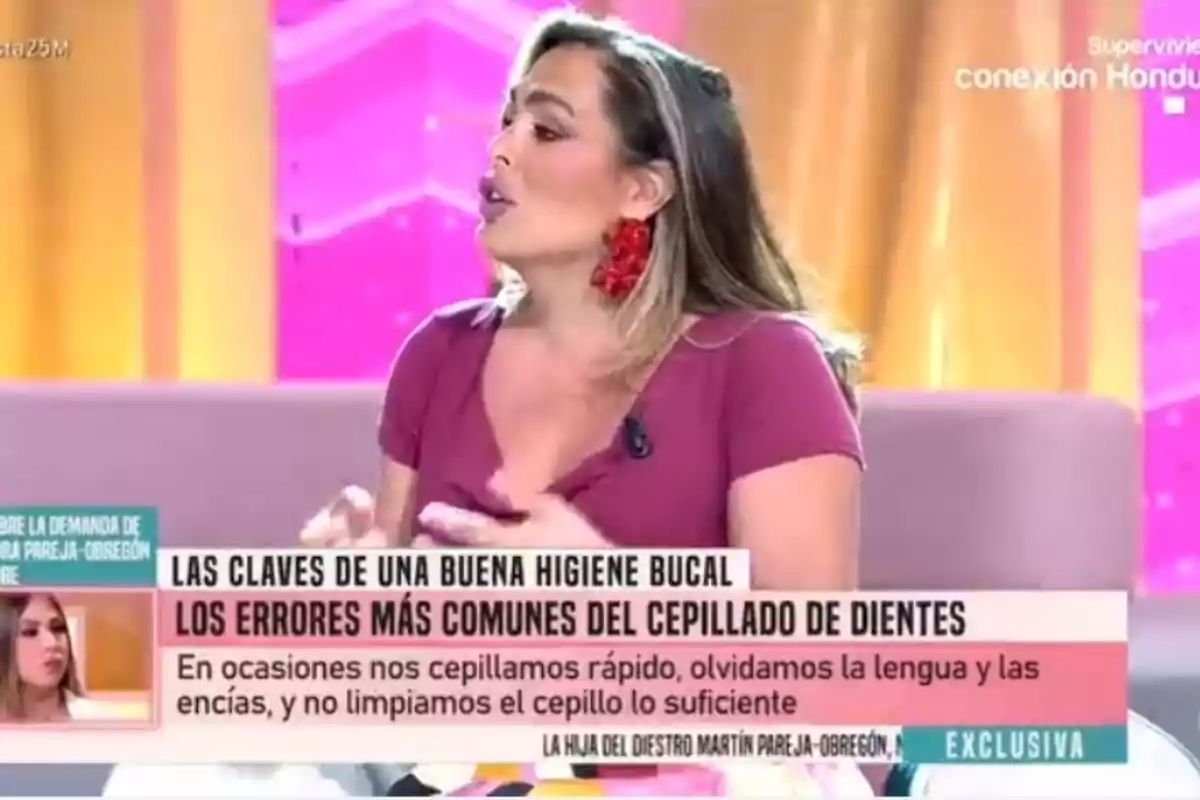Amor Romeira, con el pelo suelto y una camiseta burdeos, hablando en 'Fiesta' Amor Romeira, con el pelo suelto y una camiseta burdeos, hablando en 'Fiesta'