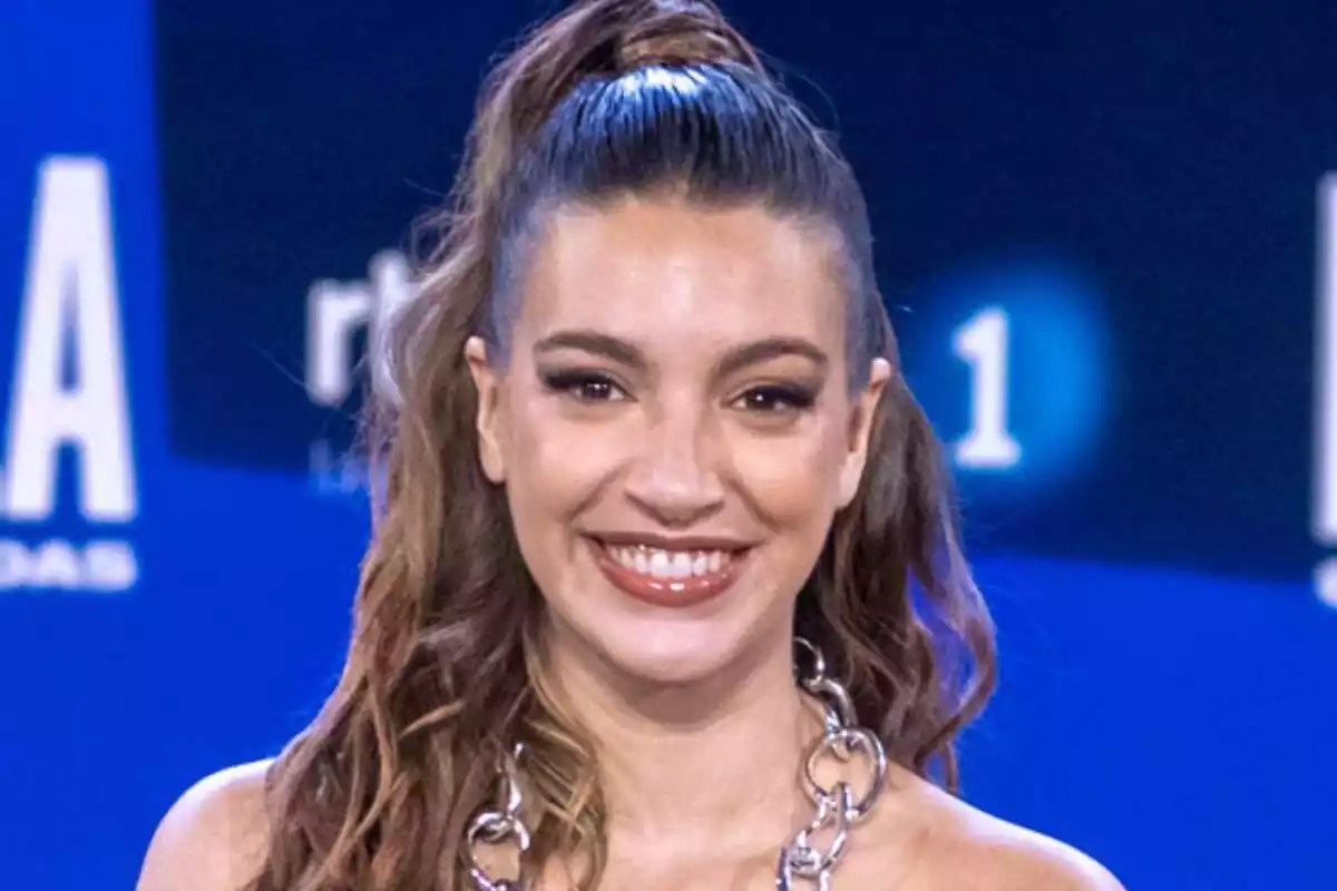 Primer plano de Ana Guerra sonriendo en la presentación de Baila como Puedas de La 1