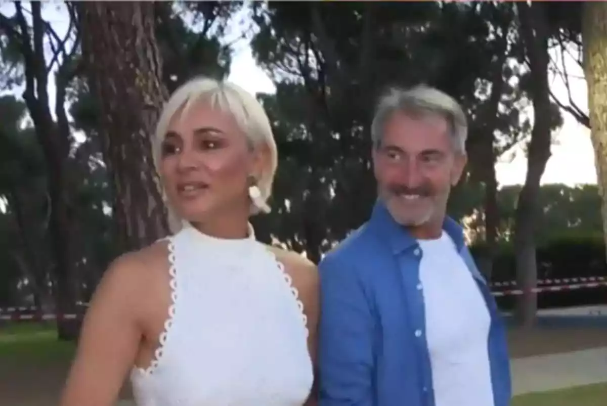 Ana María Aldón cogida de la mano de su nueva pareja paseando por la calle Ana María Aldón cogida de la mano de su nueva pareja paseando por la calle