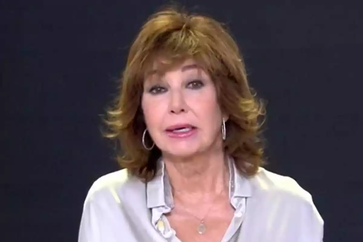 Ana Rosa Quintana con cabello castaño y blusa clara frente a un fondo oscuro en El Programa de Ana Rosa. Ana Rosa Quintana con cabello castaño y blusa clara frente a un fondo oscuro en El Programa de Ana Rosa.