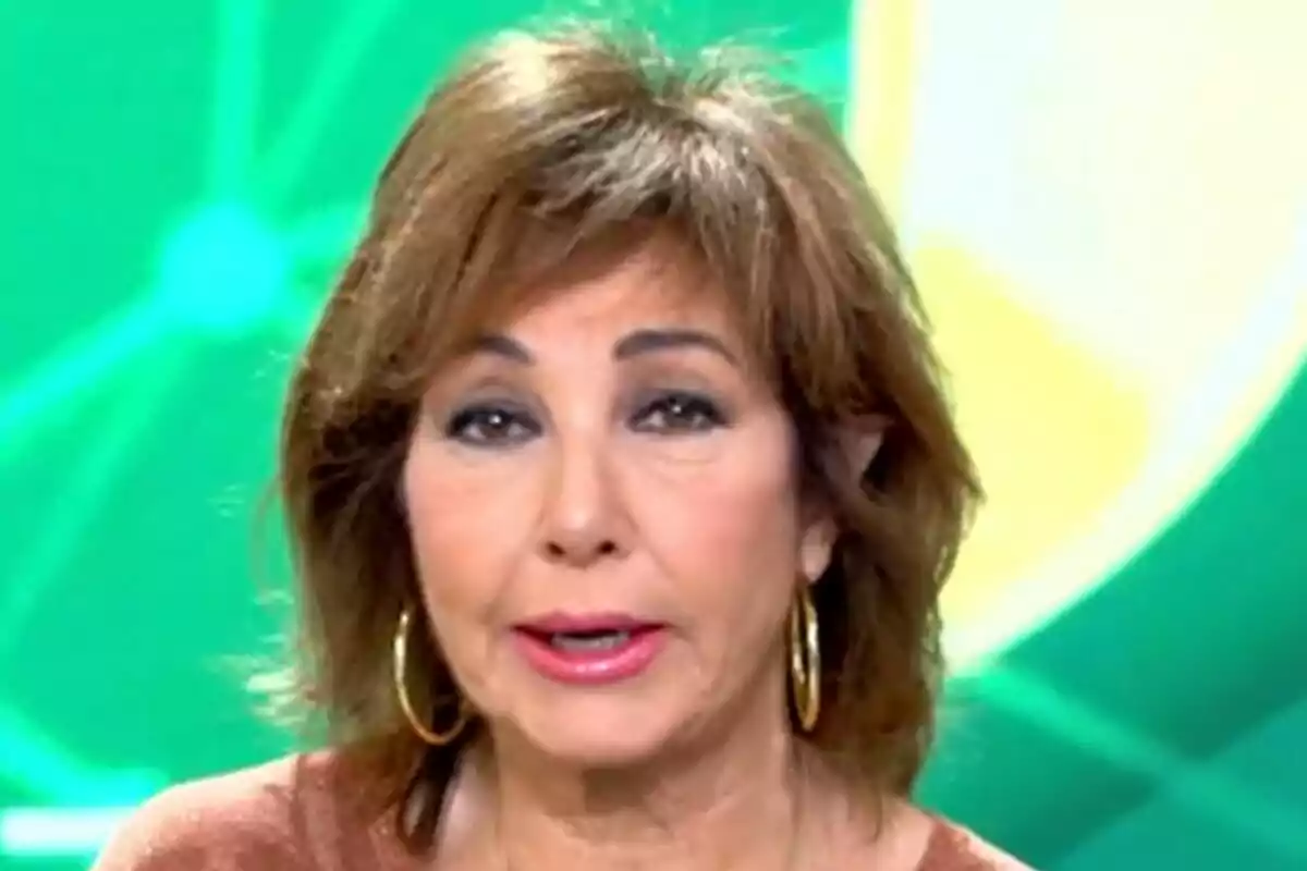 Primer plano de Ana Rosa Quintana hablando con unos pendientes de aro y un fondo colorido verde en El Programa de Ana Rosa. Primer plano de Ana Rosa Quintana hablando con unos pendientes de aro y un fondo colorido verde en El Programa de Ana Rosa.