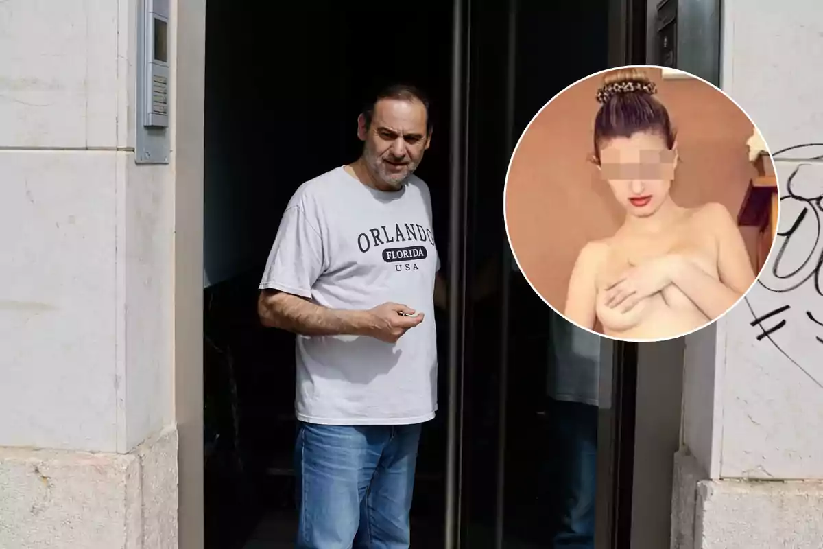 Un hombre con camiseta blanca y jeans está de pie en la entrada de un edificio mientras en la esquina superior derecha aparece un recuadro con la imagen de una mujer con el rostro pixelado cubriéndose el pecho.