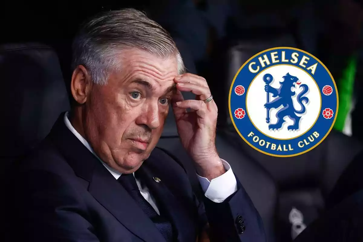 Carlo Ancelotti al lado de un escudo del Chelsea