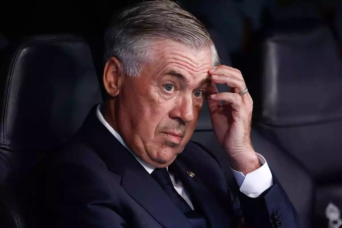 Carlo Ancelotti se rasca la frente sentado en el banquillo del Santiago Bernabéu