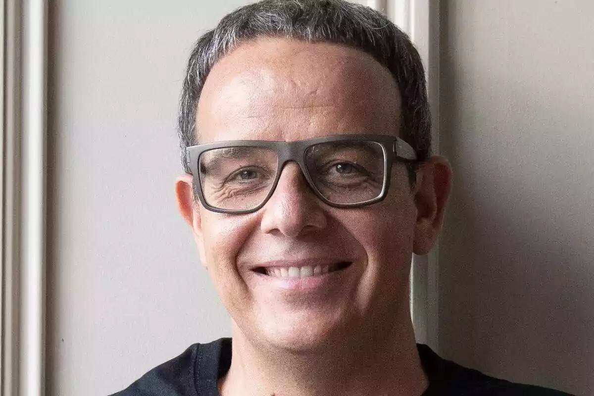 Primer plano de Àngel Llàcer sonriendo y mirando a cámara