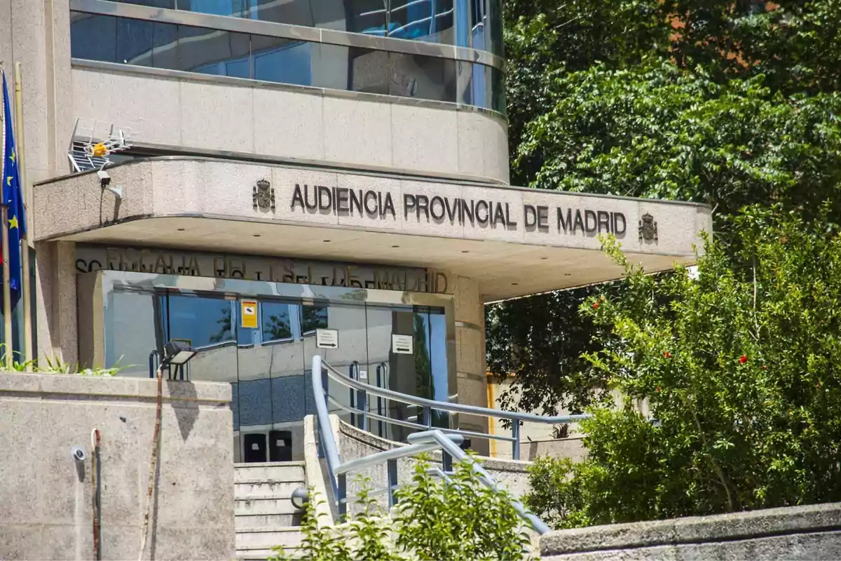 Fachada de la Audiencia Provincial de Madrid con escaleras y vegetación alrededor.