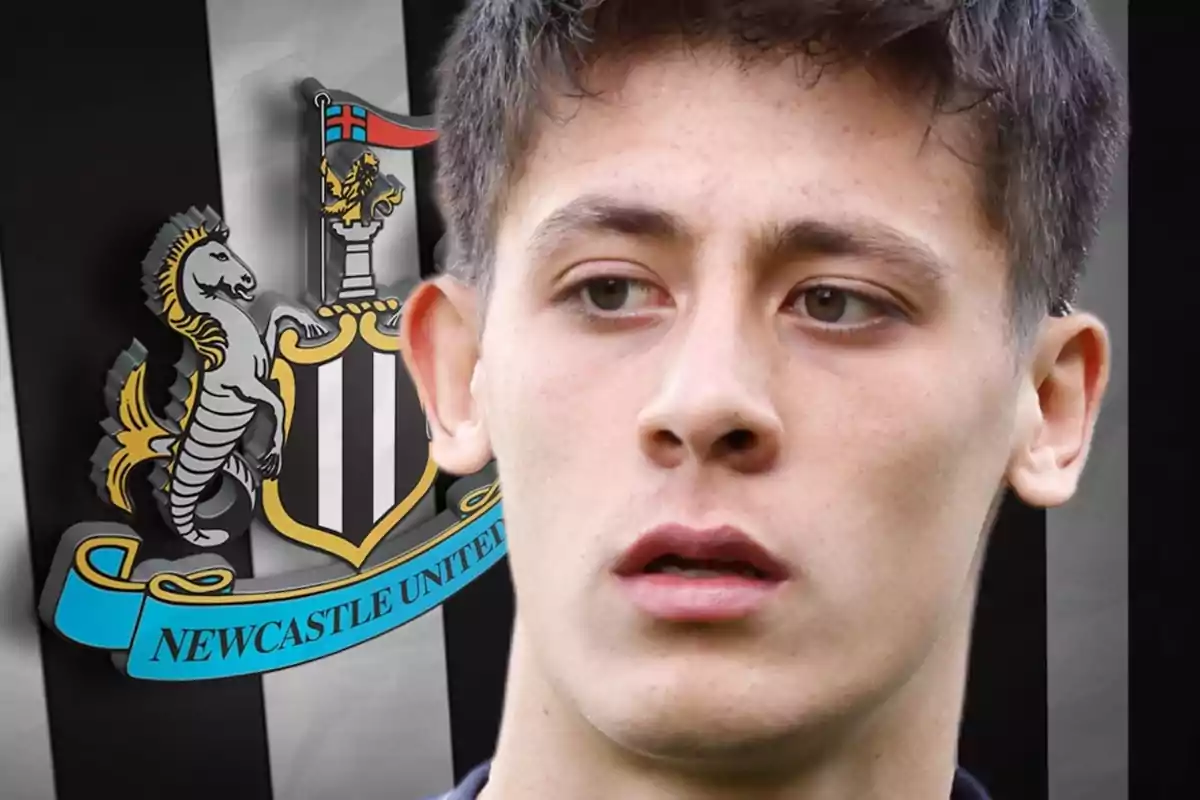 Un joven con el escudo del Newcastle United de fondo.