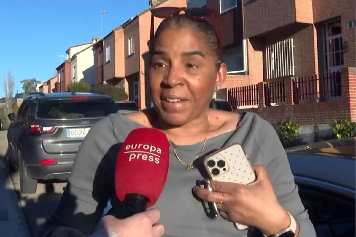 Arelys Ramos being interviewed on the street with a Europa Press microphone.